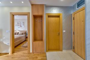 una habitación con 2 puertas y una habitación con sofá en Stek Hills Zlatibor, en Zlatibor