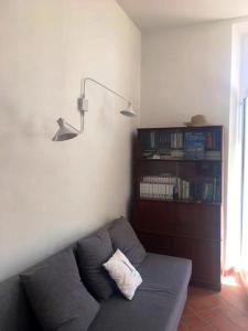 salon z kanapą i półką na książki w obiekcie L’Aiguade, appartement d'exception à Cassis w Cassis
