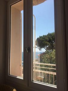 Vista generica sul mare o vista sul mare dall'interno dell'appartamento
