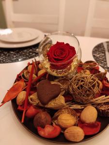 un plato de galletas y una rosa en una mesa en L'Ultima Rosa, en Verona