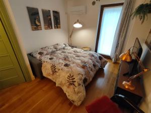 1 dormitorio con cama con edredón en L'Ultima Rosa, en Verona