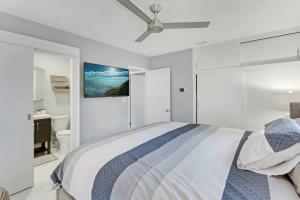 劳德代尔堡Modern 2BRHouse in Wilton Manors with a Heated Pool and KING Bed的一间带床和吊扇的白色卧室