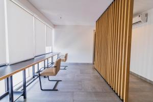 una sala de conferencias con una mesa larga y sillas en Amplio Studio con amenities en Pilar, buena ubicación! en Manuel Alberti