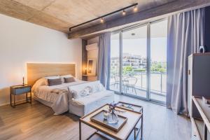 Habitación de hotel con cama y ventana grande en Amplio Studio con amenities en Pilar, buena ubicación! en Manuel Alberti