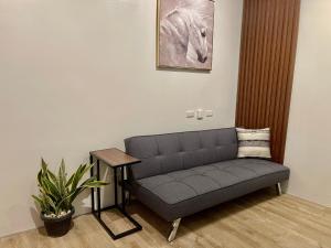 Posedenie v ubytovaní One bedroom Condo Suite in Bacolod City