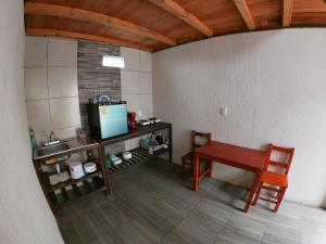 Piccola camera con tavolo e TV. di GoEs Loft a Comitán de Domínguez