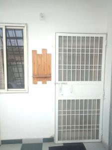 twee deuren en een raam in een kamer bij House 44 1BHK in Greater Noida
