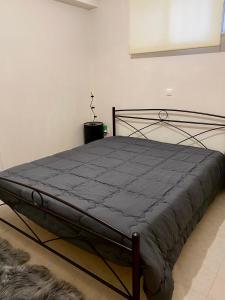 Postel nebo postele na pokoji v ubytování ΣΟΥΡΕΑΛ ΔΙΑΜΕΡΙΣΜΑ δίπλα στην πόλη του Ναυπλίου