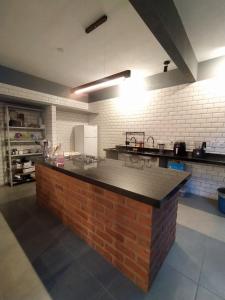 a kitchen with a brick counter top in a room at Casa Papa-Vento in Lençóis