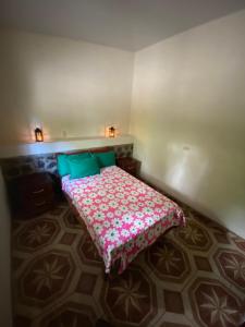 Кровать или кровати в номере Hostal Café El Cedro