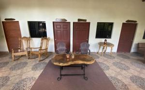 a room with chairs and a table and a table at Hostal Café El Cedro in Berlín