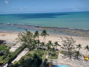 una vista aérea de una playa con palmeras y el océano en Flat 711 Golden Beach, en Recife