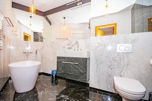 Et badeværelse på InPoint Apartments G15 near Old Town & Kazimierz District & Optional Paid Parking