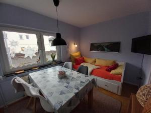 a living room with a table and a bed and a couch at Ferienwohnung in Treysa in Schwalmstadt