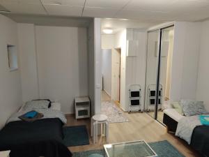 salon z 2 łóżkami i kanapą w obiekcie M Apartments Rahola w mieście Tampere