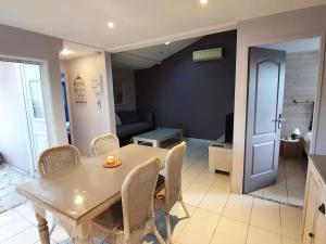 Posedenie v ubytovaní Pavillon 3 chambres dans résidence avec piscine