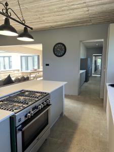 una cocina con estufa y encimera en Indalo Eco Lodge, en Kenton on Sea