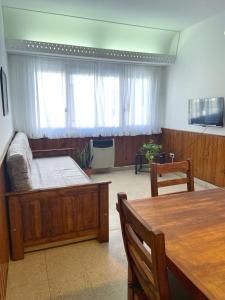 Habitación con cama, mesa y TV. en Departamento 2 ambientes, zona centro de Mar del Plata. en Mar del Plata