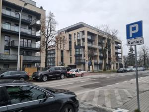 un estacionamiento con autos estacionados frente a un edificio en Apartament Loft KB-Ściegiennego (garaż, centrum), en Kielce