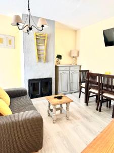 una sala de estar con un sofá y una mesa en Apartamentos Vista Veleta, en Capileira
