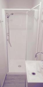 ein Bad mit einer Dusche und einem Waschbecken in der Unterkunft Modest comfortable relaxed home away from home in Rotorua