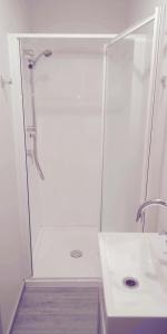Ένα μπάνιο στο Modest comfortable relaxed home away from home with secure bike storage