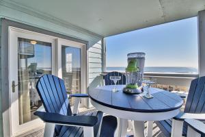 stół i krzesła na balkonie z widokiem na ocean w obiekcie Direct Ocean Front 3BR/2BA Dog Friendly **OCEANFRONT** w mieście Myrtle Beach
