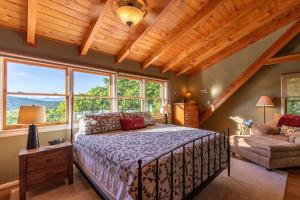 ブーンにあるWhispering Ridge Retreatのベッドと大きな窓のある寝室