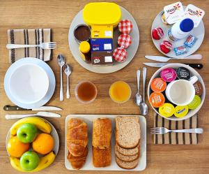 勒唐蓬的住宿－Tiny House Chaleureuse au Style Contemporain Minimaliste，餐桌,带早餐食品和餐具盘