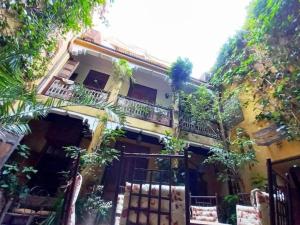 um edifício com uma varanda com plantas em Ryad Nour Al Janoub em Marrakech
