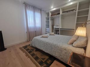 ein Schlafzimmer mit einem Bett und einer Lampe in der Unterkunft Tomás Paredes, Vigo, 3 habitaciones in Vigo