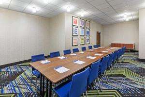 una gran sala de conferencias con una mesa larga y sillas azules en Holiday Inn Express & Suites - Houston - Downtown North by IHG, en Houston 39 fotos más
