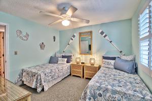 een slaapkamer met 2 bedden en een plafondventilator bij Direct Ocean Front 3BR/2BA Dog Friendly **OCEANFRONT** in Myrtle Beach
