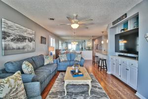 sala de estar con sofá azul y TV en Direct Ocean Front 3BR/2BA Dog Friendly **OCEANFRONT** en Myrtle Beach