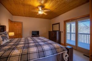 Postel nebo postele na pokoji v ubytování Lazy Bear Inn