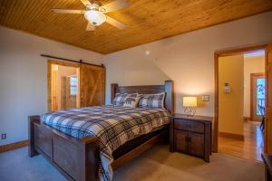 Postel nebo postele na pokoji v ubytování Lazy Bear Inn