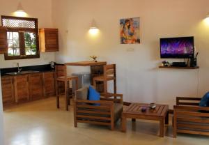 TV a/nebo společenská místnost v ubytování Sky and Sand Guesthouse