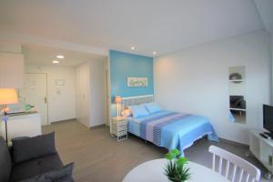ein Schlafzimmer mit einem Bett und ein Wohnzimmer in der Unterkunft CasaTuris Estudio vistas increíbles en Centro de Alicante A115 in Alicante