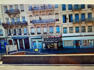 un gran edificio en una calle de la ciudad con en Chez Mo en Lyon