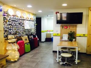 TV a/nebo společenská místnost v ubytování 24 Guesthouse Myeongdong Avenue