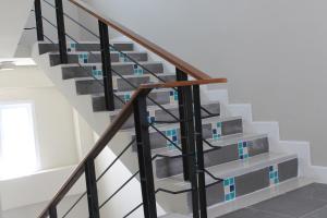 uma escada com ladrilhos de vidro nas pegadas em V-Ocean Palace em Hat Yai