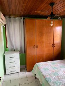 1 dormitorio con cama, armarios de madera y techo en Casa com Piscina, en Florianópolis