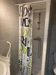 una tenda per la doccia in un bagno con lavandino di Appartement de 40m2 avec jaccuzzi privatif a Ventabren