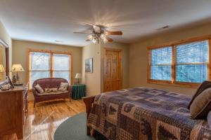 ブローイング・ロックにあるStress ReLeafのベッドと天井扇風機のある寝室 +32枚の写真