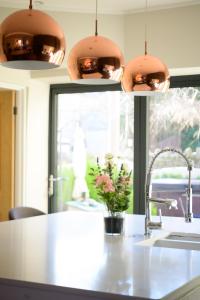 cocina con fregadero y luces colgantes en Luxurious 4 bedroom townhouse in Buxton en Buxton