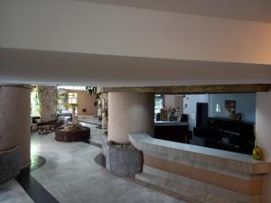 een grote woonkamer met een open haard in een huis bij Cousy holiday Apartment in sunny Golf del Sur in San Miguel de Abona