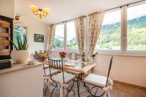 a kitchen and dining room with a table and chairs at Panorama & SPA Apartment Kaiser Franz Josef I im Schillerhof in Bad Gastein