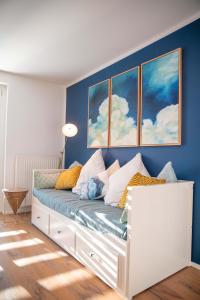 um quarto com uma cama com quatro pinturas na parede em Room 4 Art Apartments Nr.3 in Vienna Center em Viena