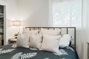 a bedroom with a bed with white and blue pillows at Modern Gatsby 2b15b Caldwell Near Golf Course! in Caldwell