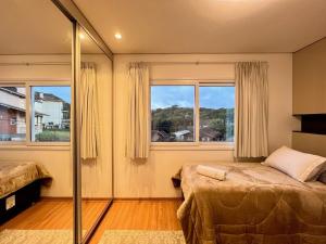 Postel nebo postele na pokoji v ubytování Apartamentos VENTURA a 5 min do CENTRO by Achei Gramado